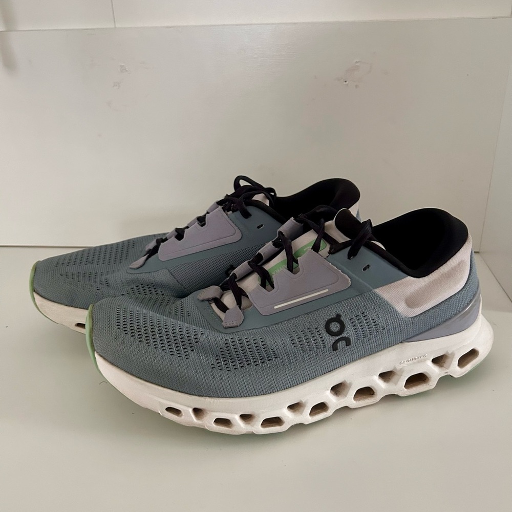 On Running Gray and White Athletic Shoes with Cloud Cushioning Womens 8.5